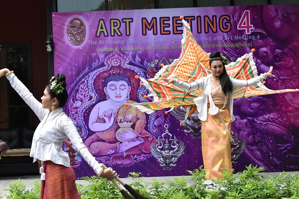 รศ. ดร.เสถียร ธัญญศรีรัตน์ ได้รับเชิญในงานเปิดอาคารแสดงผลงานศิลปะและร้านกาแฟ gallery & cafe และงาน Art Meetting