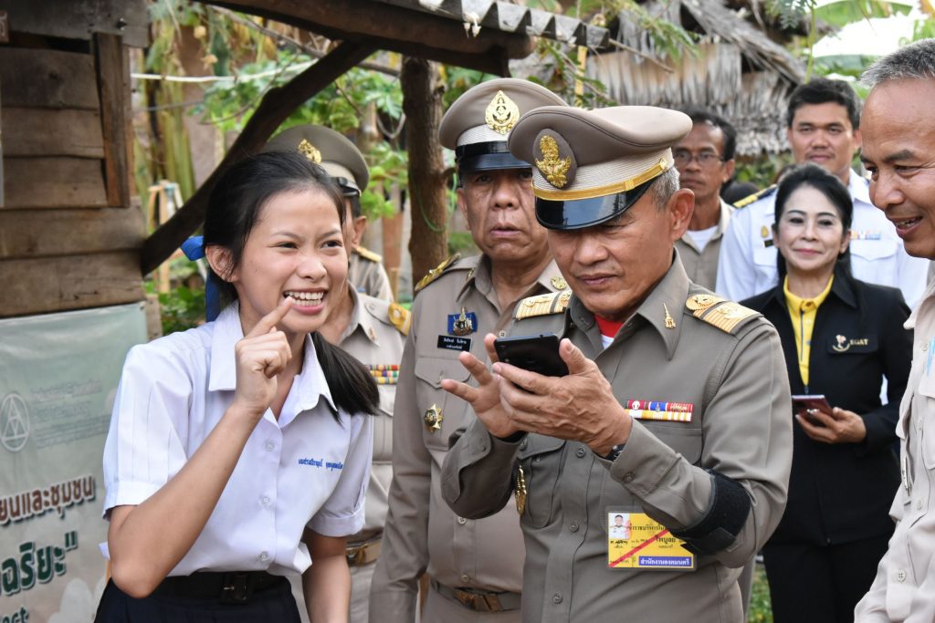 สถาบันเทคโนโลยีปทุมวันร่วมต้อนรับองคมนตรี ณ โรงเรียนศรีสวัสดิ์พิทยาคม กาญจนบุรี