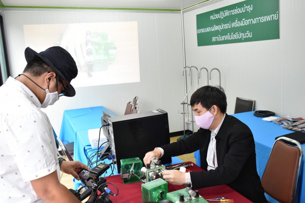 สถาบันเทคโนโลยีปทุมวัน สาธิตวิธีซ่อมบำรุงและดูแลรักษาเครื่องช่วยหายใจ BIRD เพื่อออกอากาศรายการ "ร่วมใจคนไทยสู้ภัย COVID-19"