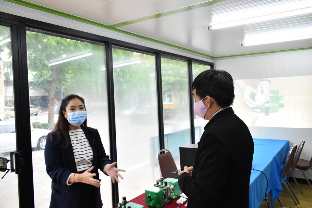 สถาบันเทคโนโลยีปทุมวัน สาธิตวิธีซ่อมบำรุงและดูแลรักษาเครื่องช่วยหายใจ BIRD เพื่อออกอากาศรายการ "ร่วมใจคนไทยสู้ภัย COVID-19"