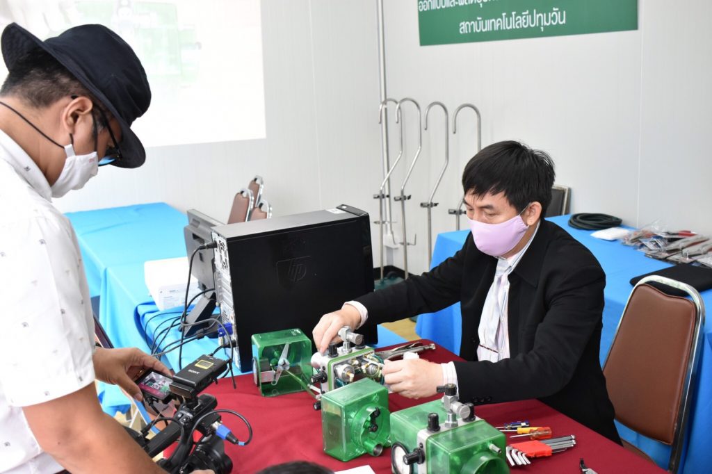สถาบันเทคโนโลยีปทุมวัน สาธิตวิธีซ่อมบำรุงและดูแลรักษาเครื่องช่วยหายใจ BIRD เพื่อออกอากาศรายการ "ร่วมใจคนไทยสู้ภัย COVID-19"