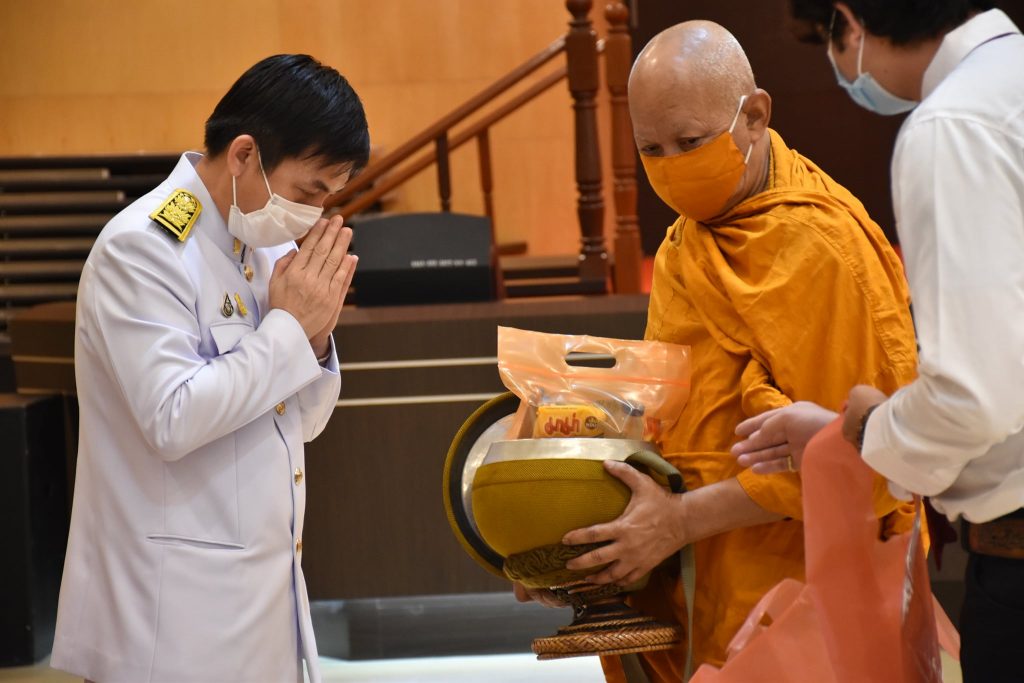 ภาพกิจกรรมพิธีบำเพ็ญกุศลและพิธีน้อมรำลึกเนื่องในวันคล้ายวันสวรรคตพระบาทสมเด็จพระบรมชนกาธิเบศร มหาภูมิพลอดุลยเดชมหาราช บรมนาถบพิตร (รัชกาลที่ 9)