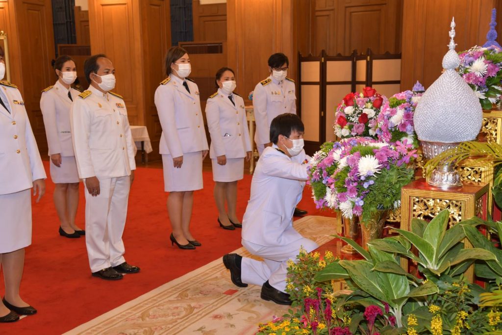 ชาวสถาบันเทคโนโลยีปทุมวัน ลงนามถวายพระพร 'กรมสมเด็จพระเทพฯ' ให้หายจากพระอาการประชวร