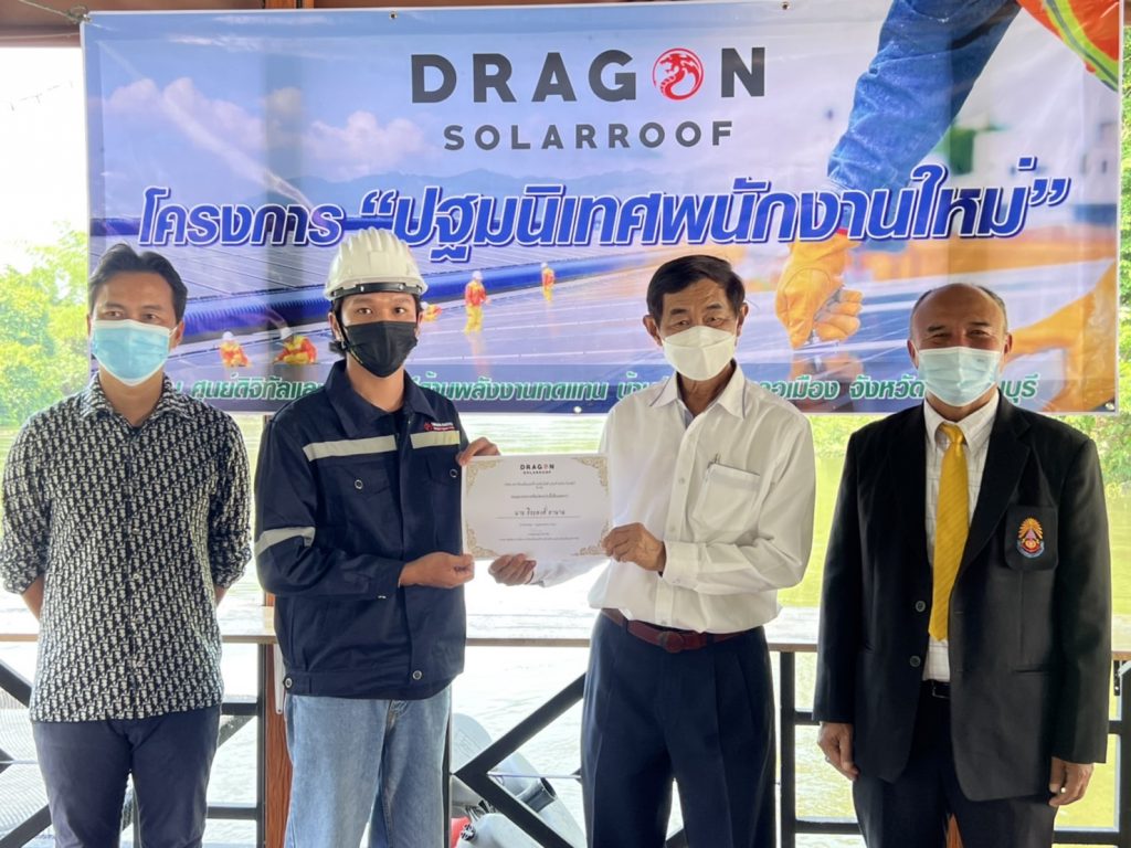 อธิการบดี สปท. เยี่ยมชมโครงการ Dragon Solaroof ปฐมนิเทศพนักงานใหม่ ณ ศูนย์ดิจิทัลและเทคโนโลยีด้านพลังงานทดแทน