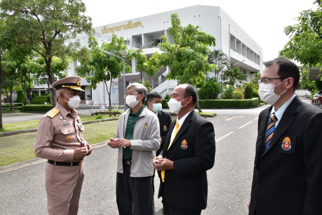 กองทัพเรือ ร่วมกับ สทป. ตั้งจุดบริการพื่อช่วยเหลือบรรเทาความเดือดร้อนของประชาชน