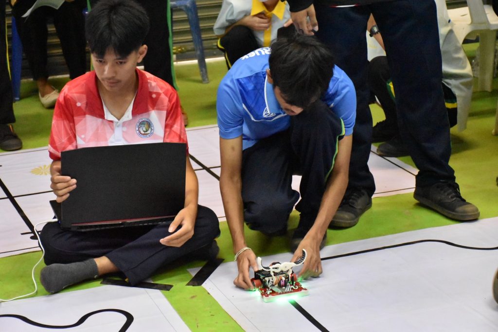 สทป.จัดฝึกอบรมการควบคุมหุ่นยนต์ Micro : Bit และการควบคุมอากาศยานไร้คนขับ (โดรน) เข้าถึงเยาวชนในพื้นที่ห่างไกล มีโรงเรียนเข้าร่วมโครงการ 26 โรงเรียน