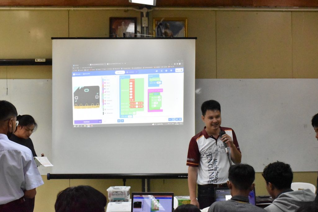 สทป.จัดฝึกอบรมการควบคุมหุ่นยนต์ Micro : Bit และการควบคุมอากาศยานไร้คนขับ (โดรน) เข้าถึงเยาวชนในพื้นที่ห่างไกล มีโรงเรียนเข้าร่วมโครงการ 26 โรงเรียน