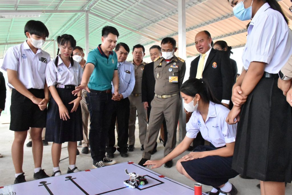 สทป.จัดฝึกอบรมการควบคุมหุ่นยนต์ Micro : Bit และการควบคุมอากาศยานไร้คนขับ (โดรน) เข้าถึงเยาวชนในพื้นที่ห่างไกล มีโรงเรียนเข้าร่วมโครงการ 26 โรงเรียน