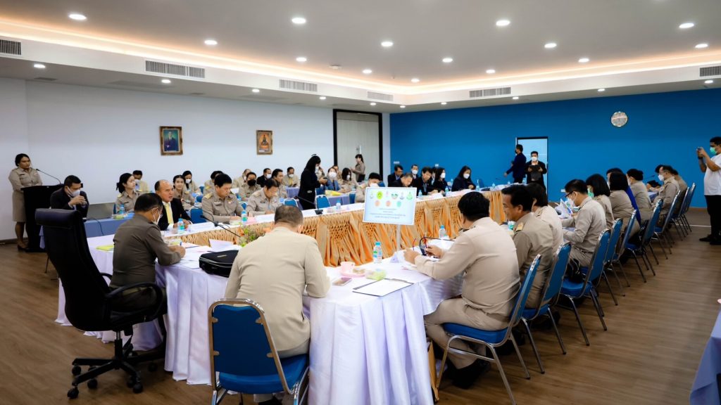 องคมนตรี ร่วมประชุมโครงการกองทุนการศึกษาและโรงเรียนเครือข่ายฯ กาญจนบุรีและสุพรรณบุรี