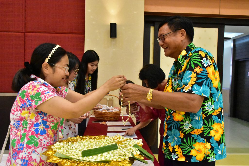 สทป. สืบสานวัฒนธรรมไทย จัดกิจกรรมมุทิตาจิตและรดน้ำขอพรอดีตอาจารย์อาวุโสและผู้สูงอายุ 2567