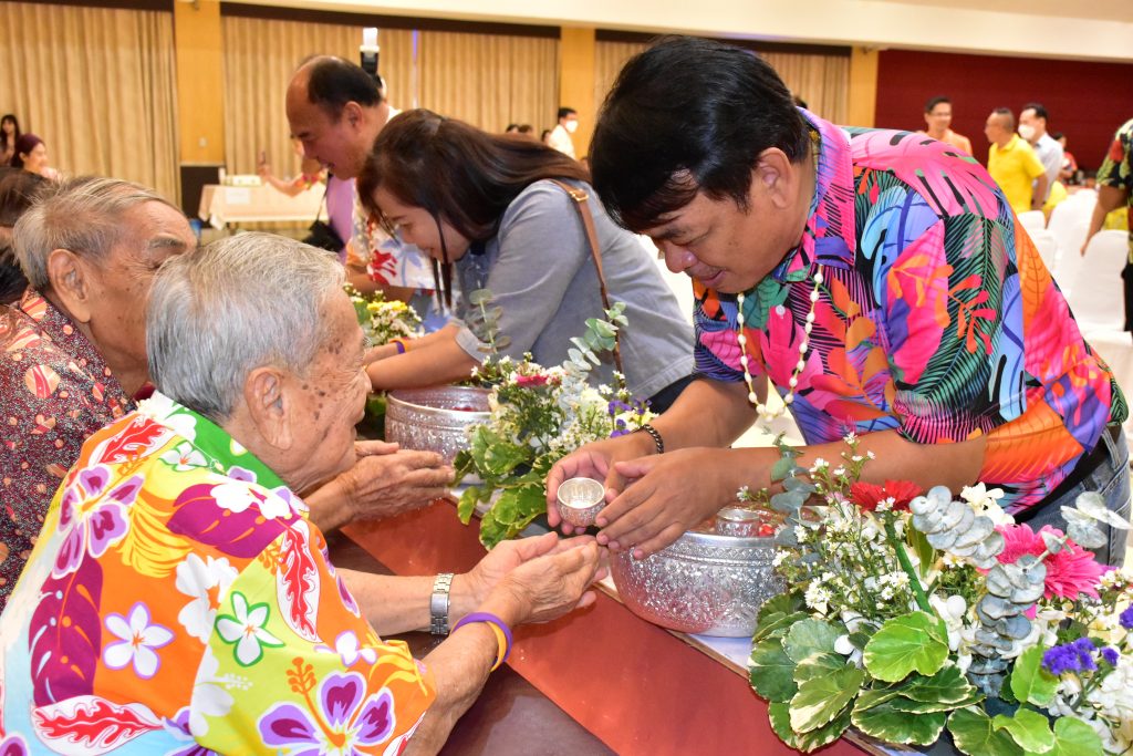 สทป. สืบสานวัฒนธรรมไทย จัดกิจกรรมมุทิตาจิตและรดน้ำขอพรอดีตอาจารย์อาวุโสและผู้สูงอายุ 2567