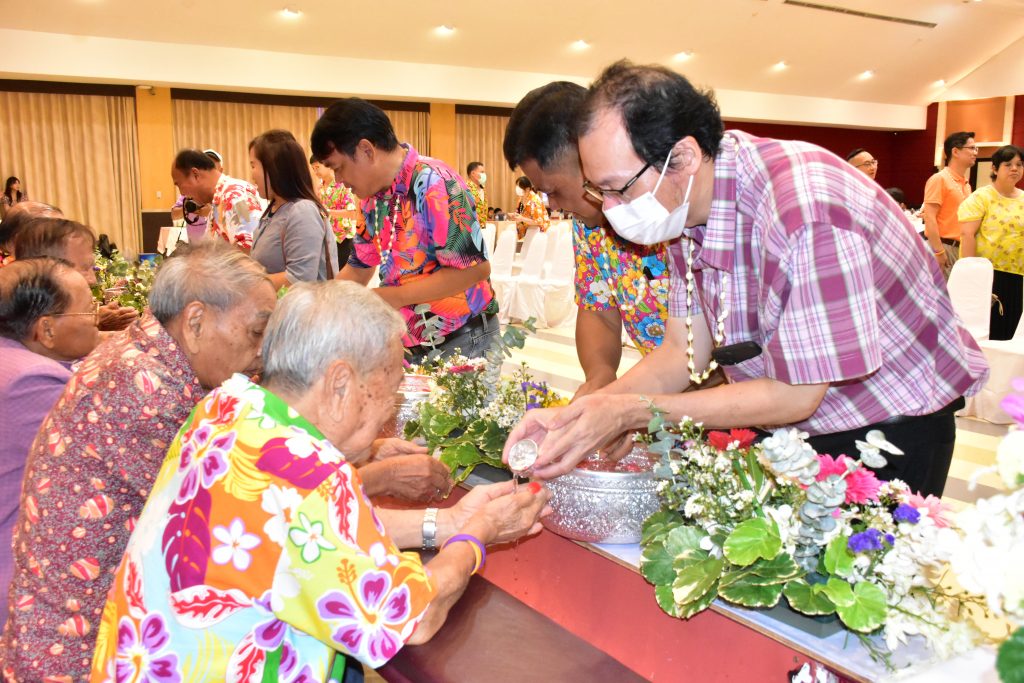 สทป. สืบสานวัฒนธรรมไทย จัดกิจกรรมมุทิตาจิตและรดน้ำขอพรอดีตอาจารย์อาวุโสและผู้สูงอายุ 2567