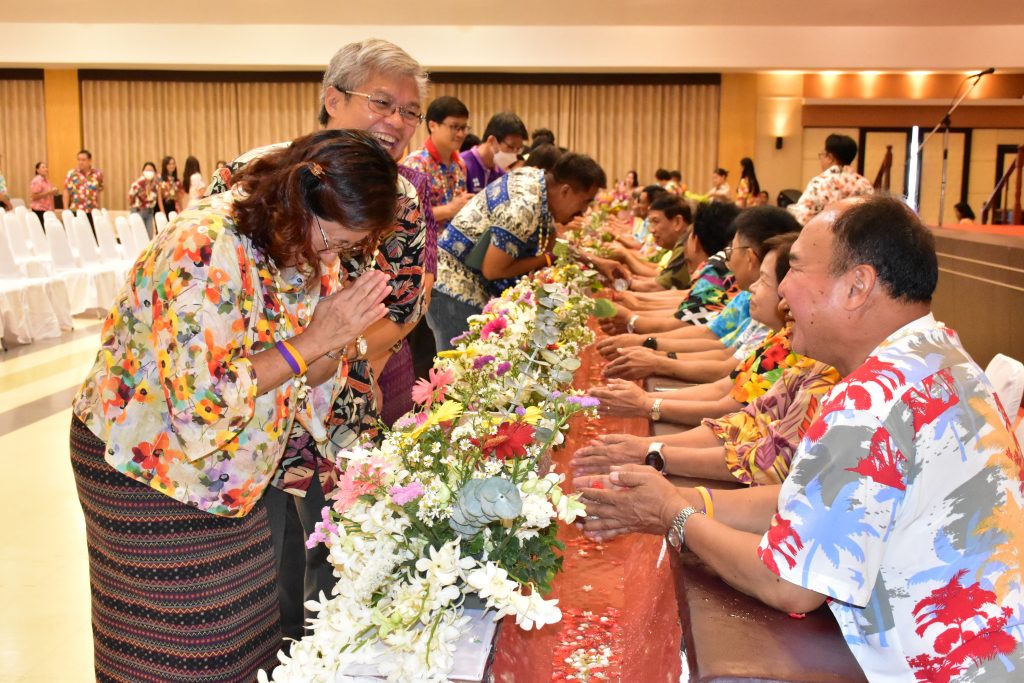 สทป. สืบสานวัฒนธรรมไทย จัดกิจกรรมมุทิตาจิตและรดน้ำขอพรอดีตอาจารย์อาวุโสและผู้สูงอายุ 2567