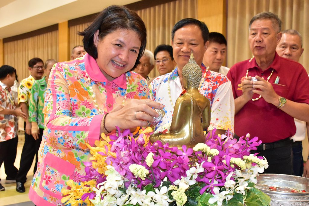 สทป. สืบสานวัฒนธรรมไทย จัดกิจกรรมมุทิตาจิตและรดน้ำขอพรอดีตอาจารย์อาวุโสและผู้สูงอายุ 2567