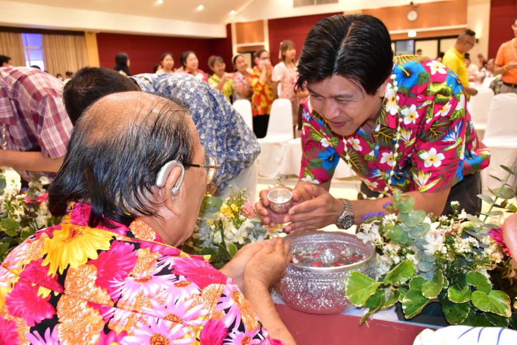 สทป. สืบสานวัฒนธรรมไทย จัดกิจกรรมมุทิตาจิตและรดน้ำขอพรอดีตอาจารย์อาวุโสและผู้สูงอายุ 2567