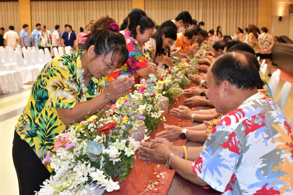 สทป. สืบสานวัฒนธรรมไทย จัดกิจกรรมมุทิตาจิตและรดน้ำขอพรอดีตอาจารย์อาวุโสและผู้สูงอายุ 2567