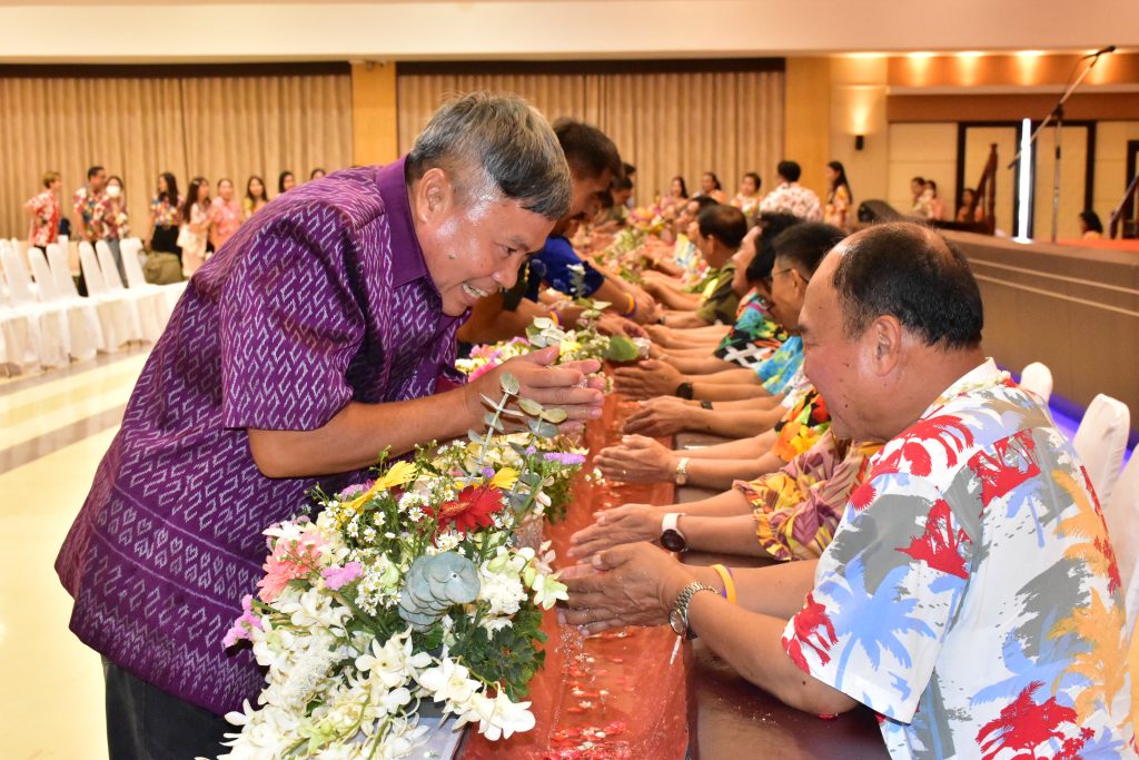 สทป. สืบสานวัฒนธรรมไทย จัดกิจกรรมมุทิตาจิตและรดน้ำขอพรอดีตอาจารย์อาวุโสและผู้สูงอายุ 2567