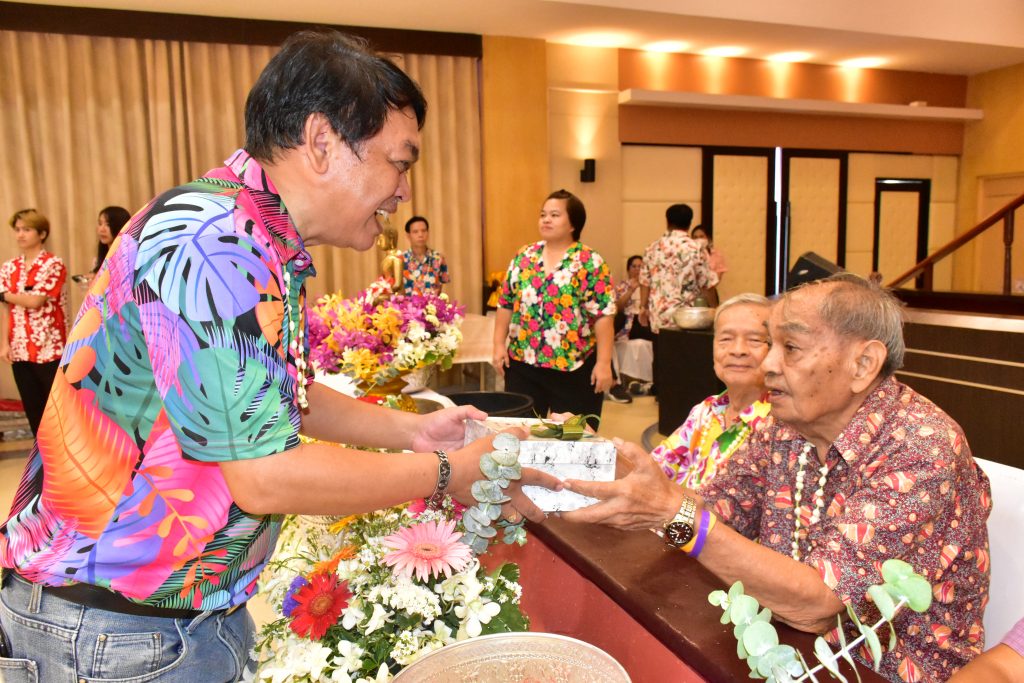 สทป. สืบสานวัฒนธรรมไทย จัดกิจกรรมมุทิตาจิตและรดน้ำขอพรอดีตอาจารย์อาวุโสและผู้สูงอายุ 2567