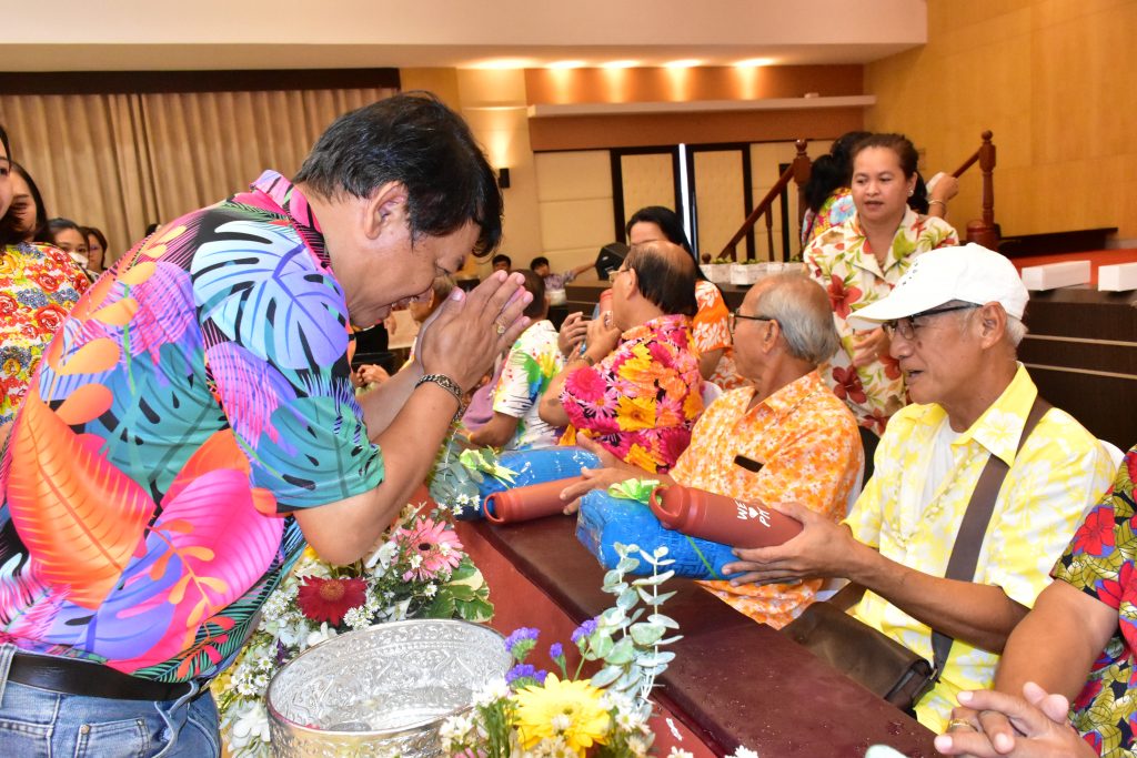 สทป. สืบสานวัฒนธรรมไทย จัดกิจกรรมมุทิตาจิตและรดน้ำขอพรอดีตอาจารย์อาวุโสและผู้สูงอายุ 2567