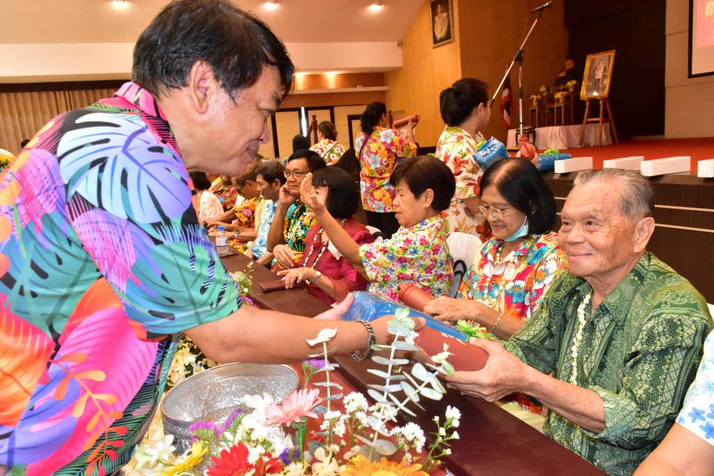 สทป. สืบสานวัฒนธรรมไทย จัดกิจกรรมมุทิตาจิตและรดน้ำขอพรอดีตอาจารย์อาวุโสและผู้สูงอายุ 2567