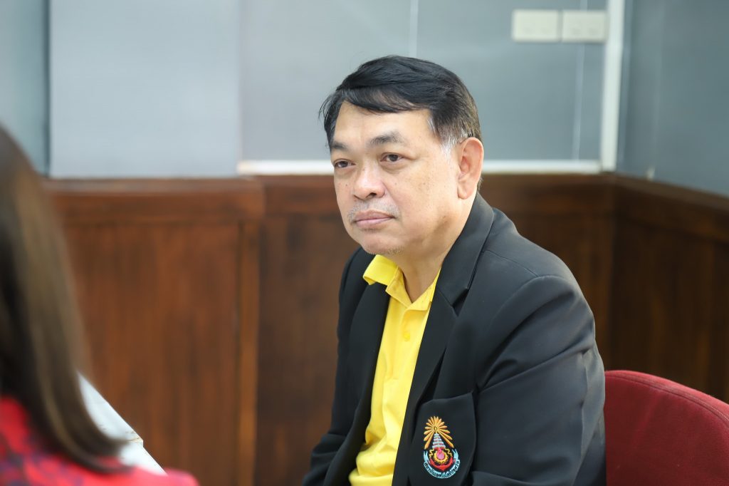 ผศ.วีนัส ทัดเนียม รองอธิการบดีฝ่ายพัฒนานักศึกษาและฝ่ายการพัสดุ