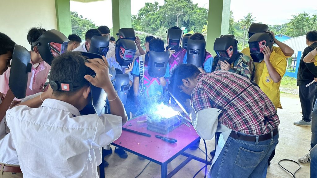 วศ. จัดอบรมพัฒนาทักษะวิชาช่าง แก่โรงเรียนขยายโอกาสในพื้นที่ทองผาภูมิ กาญจนบุรี