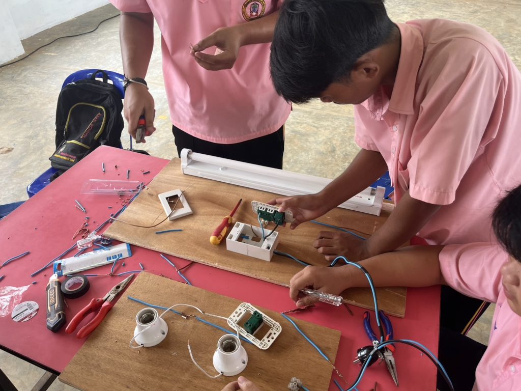 วศ. จัดอบรมพัฒนาทักษะวิชาช่าง แก่โรงเรียนขยายโอกาสในพื้นที่ทองผาภูมิ กาญจนบุรี
