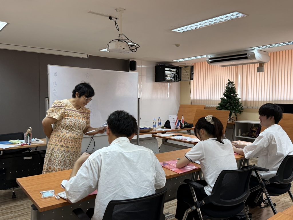 นักศึกษาแลกเปลี่ยนชาวญี่ปุ่นร่วมเรียนภาษาไทยพื้นฐาน เปิดมุมมองใหม่สู่การเรียนรู้วัฒนธรรมไทย