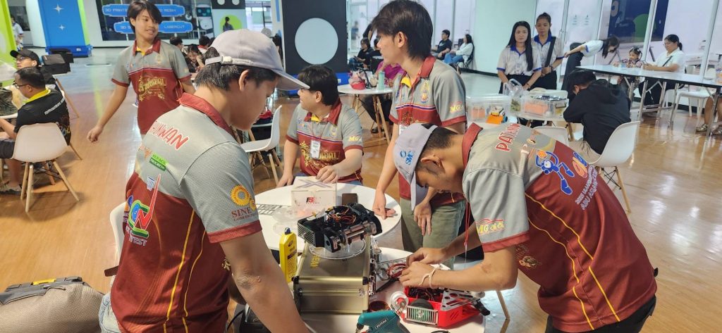 ทีมปทุมวันเข้ารอบ 8 ทีมสุดท้ายการแข่งขันหุ่นยนต์Zeer Battle Robot Championship 2025