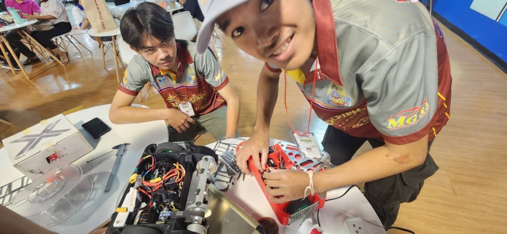 ทีมปทุมวันเข้ารอบ 8 ทีมสุดท้ายการแข่งขันหุ่นยนต์Zeer Battle Robot Championship 2025