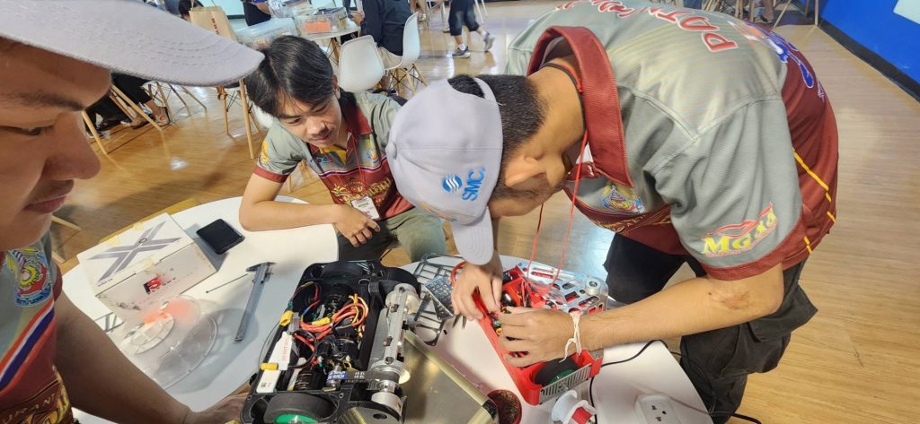 ทีมปทุมวันเข้ารอบ 8 ทีมสุดท้ายการแข่งขันหุ่นยนต์Zeer Battle Robot Championship 2025