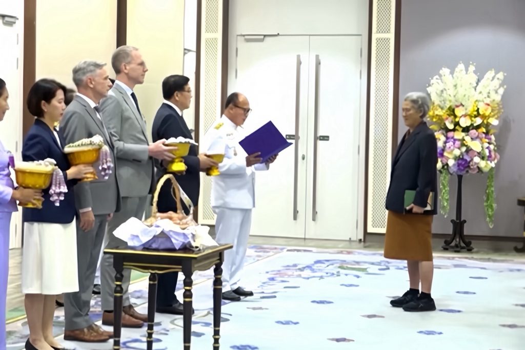 อธิการบดีเข้าเฝ้าฯ สมเด็จพระกนิษฐาธิราชเจ้า กรมสมเด็จพระเทพรัตนราชสุดาฯ สยามบรมราชกุมารี