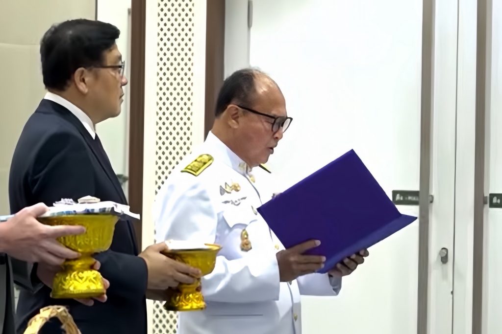 อธิการบดีเข้าเฝ้าฯ สมเด็จพระกนิษฐาธิราชเจ้า กรมสมเด็จพระเทพรัตนราชสุดาฯ สยามบรมราชกุมารี