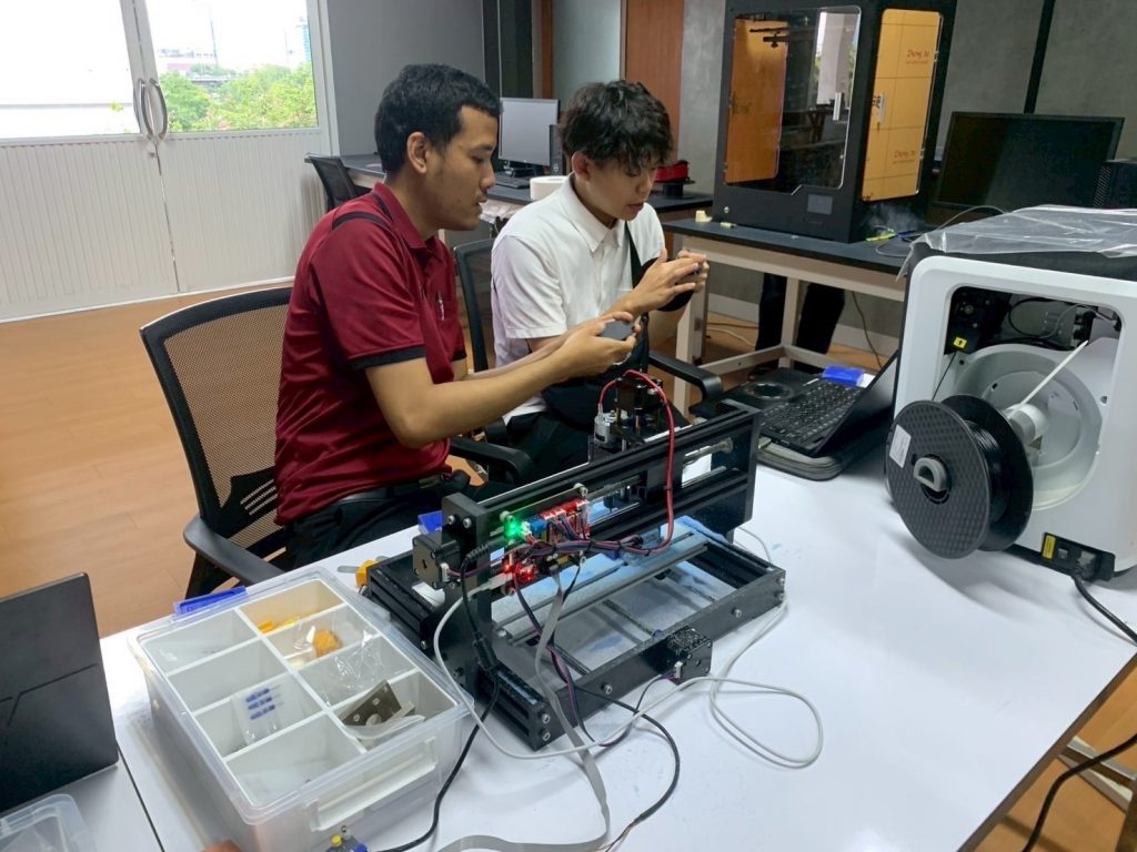 นักศึกษาแลกเปลี่ยนญี่ปุ่น ฝึกปฏิบัติการเครื่องมินิ CNC และหุ่นยนต์อุตสาหกรรม