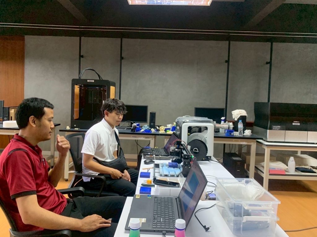 นักศึกษาแลกเปลี่ยนญี่ปุ่น ฝึกปฏิบัติการเครื่องมินิ CNC และหุ่นยนต์อุตสาหกรรม