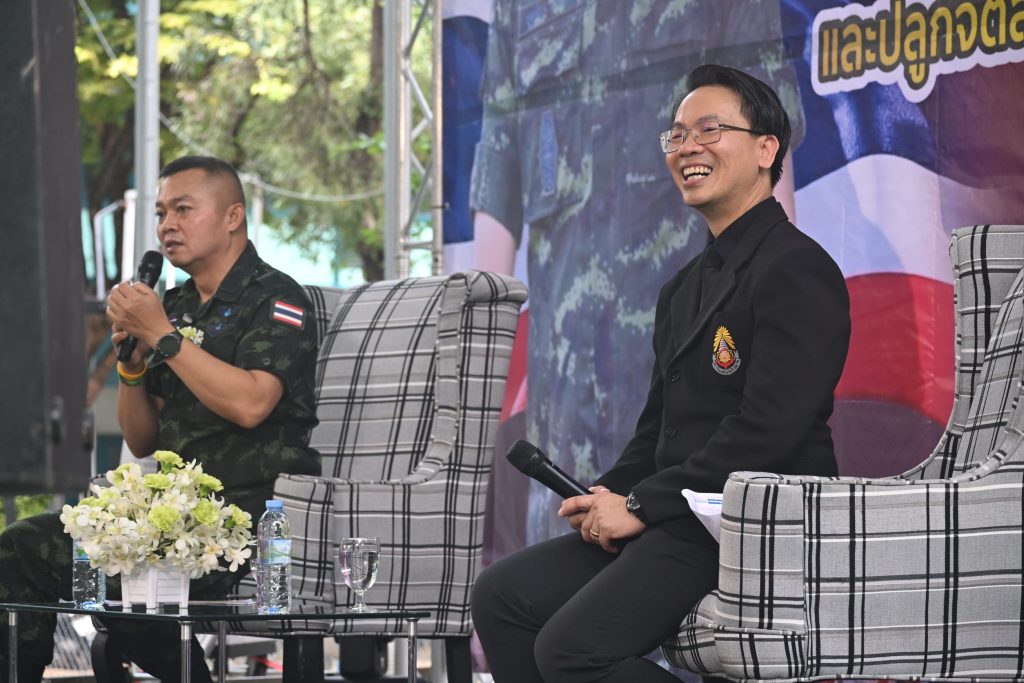 พลโท บุญสิน พาดกลาง บรรยายพิเศษและเสวนา หัวข้อ "เยาวชนไทยร่วมใจรักชาติ รักแผ่นดินและปลูกจิตสำนึก ด้านคุณธรรม จริยธรรม ความโปร่งใส เพื่อความมั่นคงของชาติ"