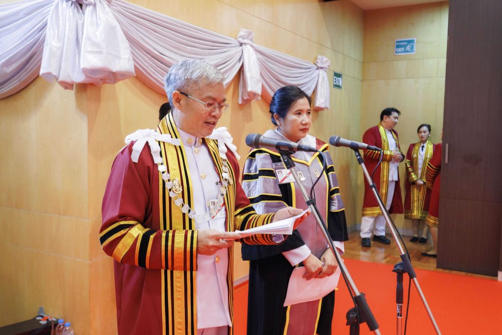 สมเด็จพระกนิษฐาธิราชเจ้า กรมสมเด็จพระเทพรัตนราชสุดาฯ สยามบรมราชกุมารี ทรงปฏิบัติพระราชกรณียกิจแทนพระองค์ ในการพระราชทานปริญญาบัตรแก่ผู้สำเร็จการศึกษาจากสถาบันเทคโนโลยีปทุมวัน ประจำปีการศึกษา 2565 - 2567