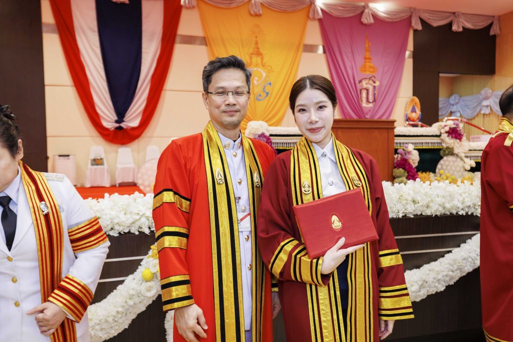 สมเด็จพระกนิษฐาธิราชเจ้า กรมสมเด็จพระเทพรัตนราชสุดาฯ สยามบรมราชกุมารี ทรงปฏิบัติพระราชกรณียกิจแทนพระองค์ ในการพระราชทานปริญญาบัตรแก่ผู้สำเร็จการศึกษาจากสถาบันเทคโนโลยีปทุมวัน ประจำปีการศึกษา 2565 - 2567