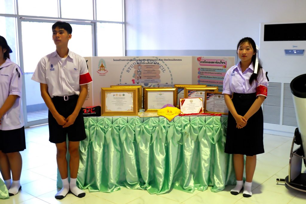 องคมนตรีมอบสิ่งของพระราชทาน และตรวจเยี่ยมการดำเนินงานด้านการจัดการศึกษาของโรงเรียนราชประชานุเคราะห์ 59 แม่ฮ่องสอน