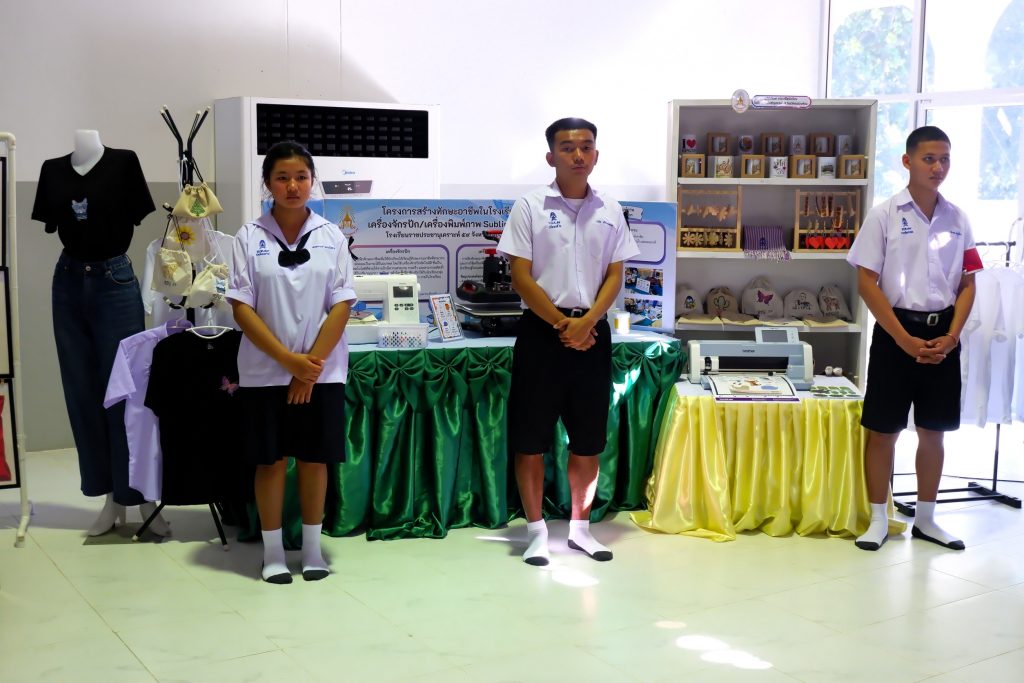 องคมนตรีมอบสิ่งของพระราชทาน และตรวจเยี่ยมการดำเนินงานด้านการจัดการศึกษาของโรงเรียนราชประชานุเคราะห์ 59 แม่ฮ่องสอน