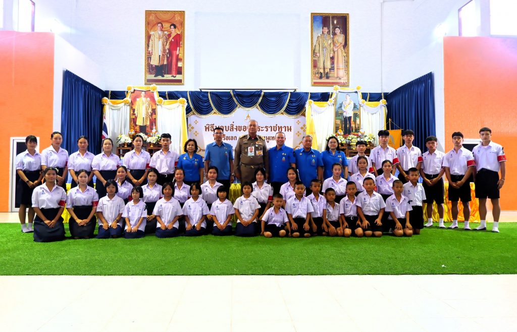 องคมนตรีมอบสิ่งของพระราชทาน และตรวจเยี่ยมการดำเนินงานด้านการจัดการศึกษาของโรงเรียนราชประชานุเคราะห์ 59 แม่ฮ่องสอน