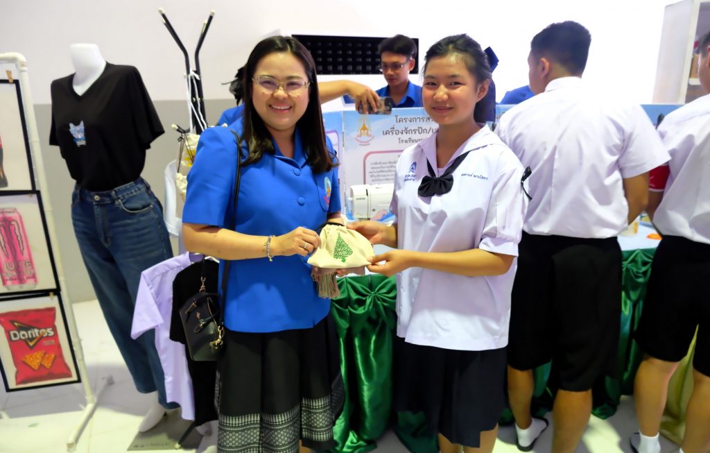 องคมนตรีมอบสิ่งของพระราชทาน และตรวจเยี่ยมการดำเนินงานด้านการจัดการศึกษาของโรงเรียนราชประชานุเคราะห์ 59 แม่ฮ่องสอน