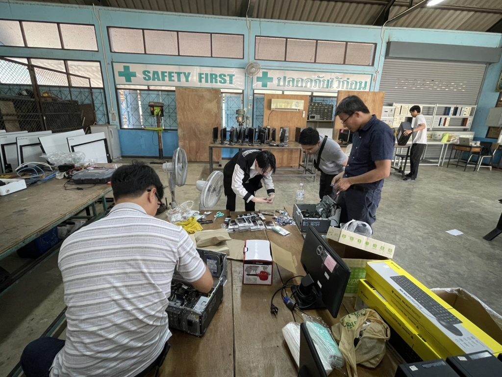 “IT PIT ไอทีปทุมวันอาสา” ลงพื้นที่โรงเรียนร่มเกล้า กาญจนบุรี ซ่อมแซมคอมพิวเตอร์เพื่อการศึกษา พัฒนาโอกาสการเรียนรู้สู่เยาวชน จังหวัดกาญจนบุรี