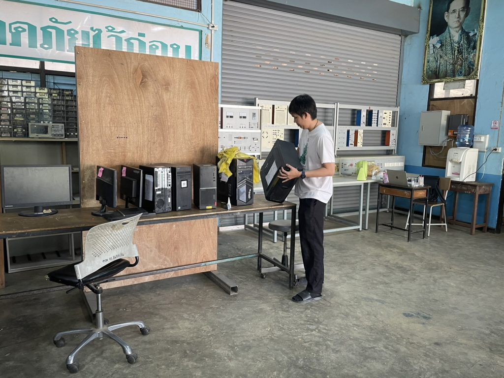 “IT PIT ไอทีปทุมวันอาสา” ลงพื้นที่โรงเรียนร่มเกล้า กาญจนบุรี ซ่อมแซมคอมพิวเตอร์เพื่อการศึกษา พัฒนาโอกาสการเรียนรู้สู่เยาวชน จังหวัดกาญจนบุรี