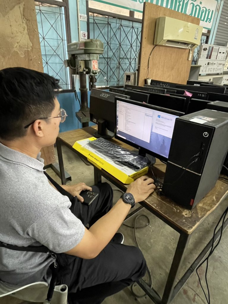 “IT PIT ไอทีปทุมวันอาสา” ลงพื้นที่โรงเรียนร่มเกล้า กาญจนบุรี ซ่อมแซมคอมพิวเตอร์เพื่อการศึกษา พัฒนาโอกาสการเรียนรู้สู่เยาวชน จังหวัดกาญจนบุรี