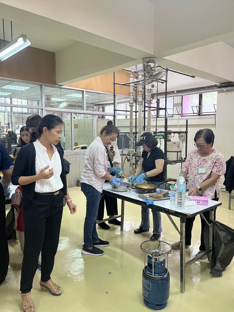 วศ. สาขาวิชาวิศวกรรมกระบวนการเคมีและสิ่งแวดล้อม จัดโครงการบริการวิชาการ “เกียร์ปทุมวันสืบสานวัฒนธรรม” เสริมคุณค่าขนมไทยด้วยสมุนไพรพื้นบ้าน