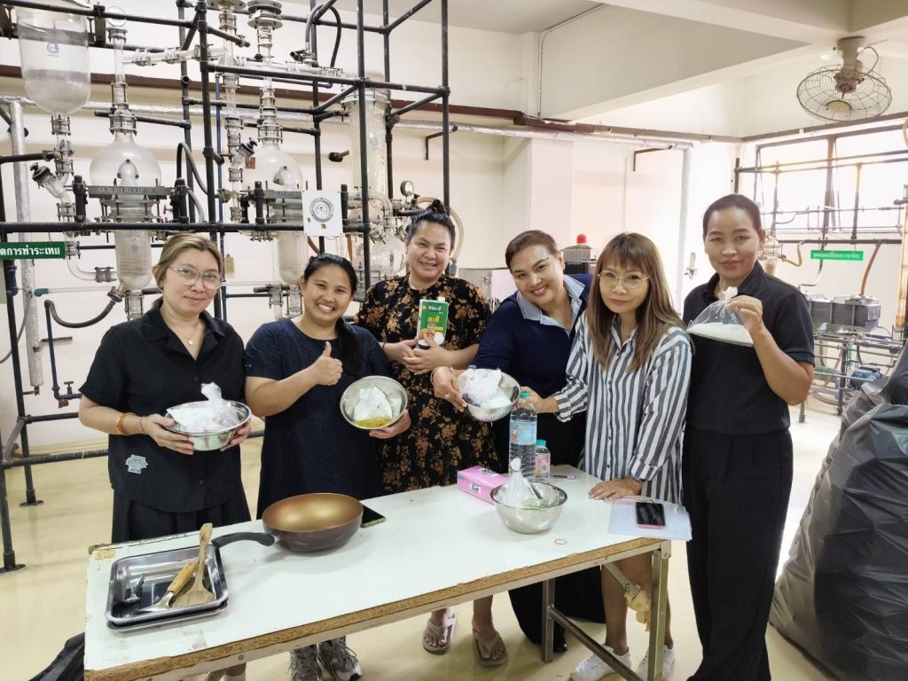 วศ. สาขาวิชาวิศวกรรมกระบวนการเคมีและสิ่งแวดล้อม จัดโครงการบริการวิชาการ “เกียร์ปทุมวันสืบสานวัฒนธรรม” เสริมคุณค่าขนมไทยด้วยสมุนไพรพื้นบ้าน