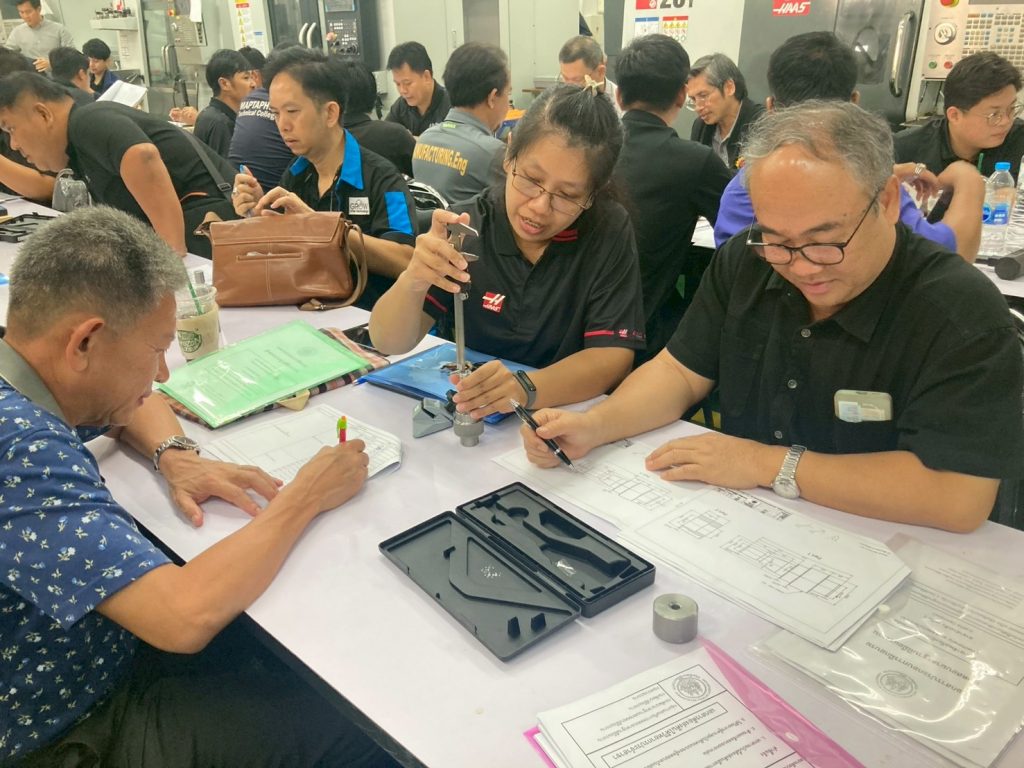 วศ. สาขาวิชาวิศวกรรมอุตสาหการ การผลิต และกระบวนการเคมีและสิ่งแวดล้อม จัดอบรมเตรียมผู้ทดสอบมาตรฐานฝีมือแรงงานแห่งชาติ สาขาช่างกลึง ระดับ 1 เสริมศักยภาพกำลังคนภาคอุตสาหกรรม