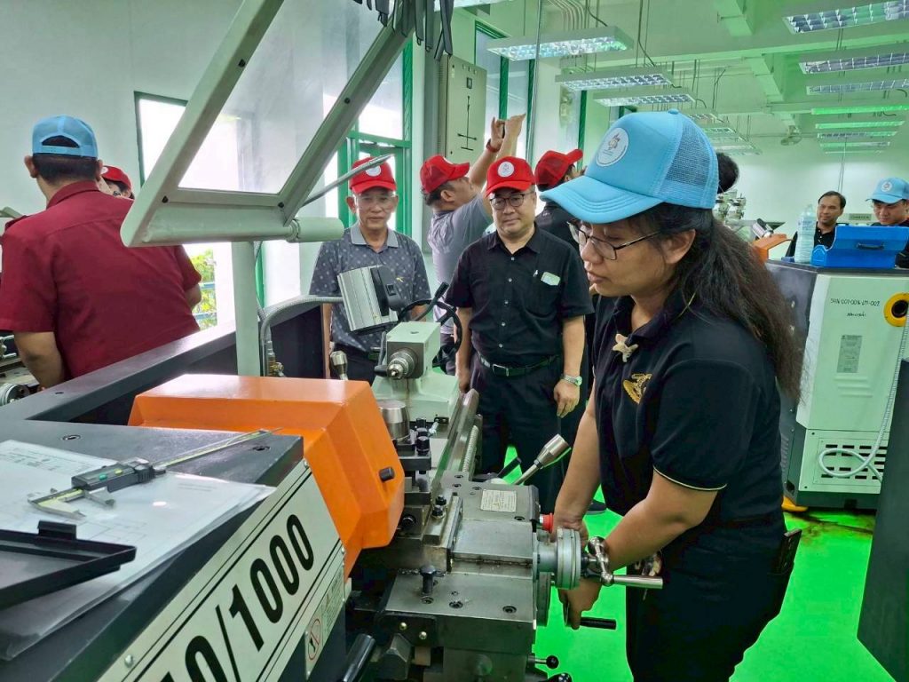 วศ. สาขาวิชาวิศวกรรมอุตสาหการ การผลิต และกระบวนการเคมีและสิ่งแวดล้อม จัดอบรมเตรียมผู้ทดสอบมาตรฐานฝีมือแรงงานแห่งชาติ สาขาช่างกลึง ระดับ 1 เสริมศักยภาพกำลังคนภาคอุตสาหกรรม