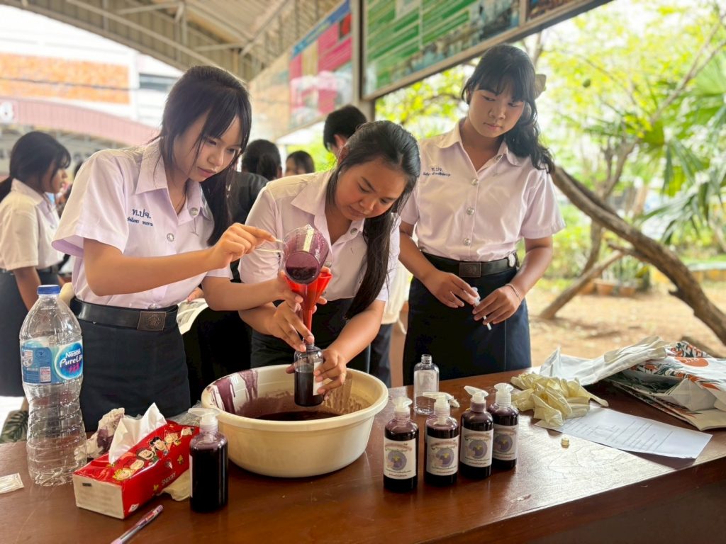 วศ. สาขาวิชาวิศวกรรมกระบวนการเคมีฯ จัดโครงการบริการวิชาการ “เกียร์ปทุมวันอาสา” กิจกรรมสบู่เหลวสมุนไพร ณ วิทยาลัยเทคนิคปราจีนบุรี